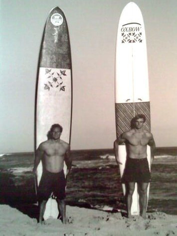 ハワイの屈強な身体を持つ伝説的ビッグウェーバー、レアード・ハミルトンやデイヴ・カラマが波のない時のトレーニングとして取り入れていたスタンドアップパドルサーフィン