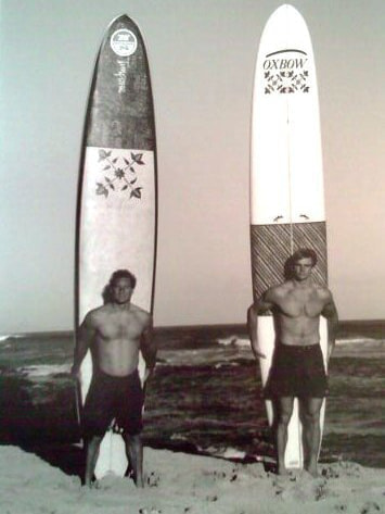 ハワイの屈強な身体を持つ伝説的ビッグウェーバー、レアード・ハミルトンやデイヴ・カラマが波のない時のトレーニングとして取り入れていたスタンドアップパドルサーフィン